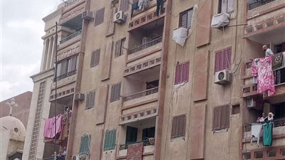 سقط على الشجرة .. موظف ينهي حياته بالقاء نفسه من الطابق الخامس بحدائق حلوان