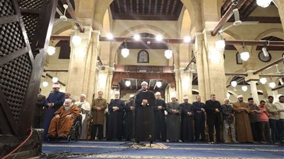 آلاف المصلين يؤدون صلاتي العشاء والتراويح في الجامع الأزهر