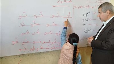 محمد رمضان يتفقد مدرسة كفر عوض سليمان بالشرقية