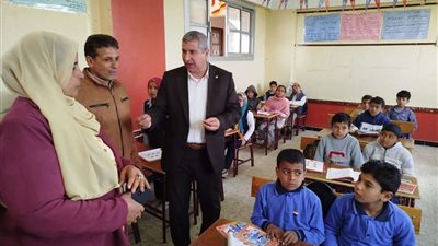 محمد رمضان يواصل جولاته المفاجئة ويتفقد مدرسة أبو عدلان مع التركيز على التقييمات والواجبات في رمضان