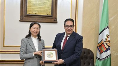 تقديم منح دراسية.. تفاصيل لقاء رئيس جامعة القاهرة ونظيره بجامعة شنغهاي الدولية