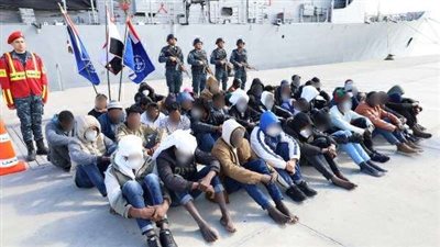 القوات البحرية تنقذ سفينة هجرة غير شرعية كانت على وشك الغرق