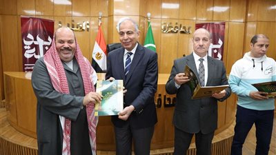 محافظ المنيا يسلم 72 عقدًا لتقنين أراضي الدولة ضمن جهود استعادة الحقوق
