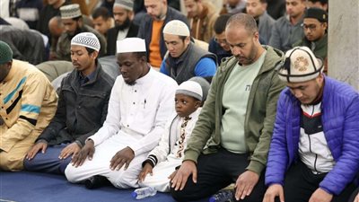 آلاف المصلين يؤدون العشاء والتراويح في الجامع الأزهر خلال الليلة السادسة من رمضان