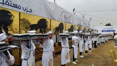 بمشاركة 10 آلاف صائم.. إقامة أكبر مائدة إفطار جماعي في شبرا الخيمة (صور)
