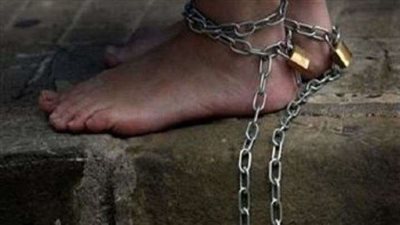 تفاصيل مثيرة حول ضبط سائق قيّد طفليه بالسلاسل في شرفة منزله ببولاق الدكرور