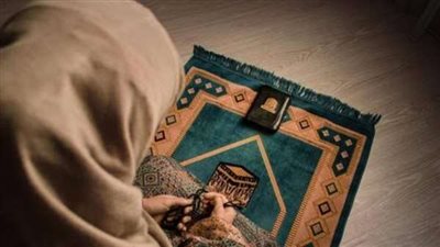 علي جمعة يوضح حكم صلاة المرأة في مكان به رجال