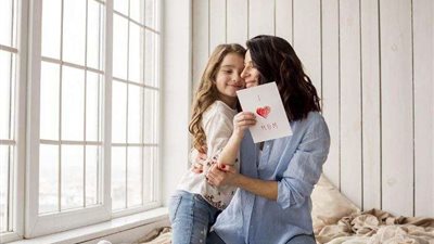 تهنئة عيد الأم 2025.. أجمل الهدايا والعبارات المميزة ليوم لا يُنسى