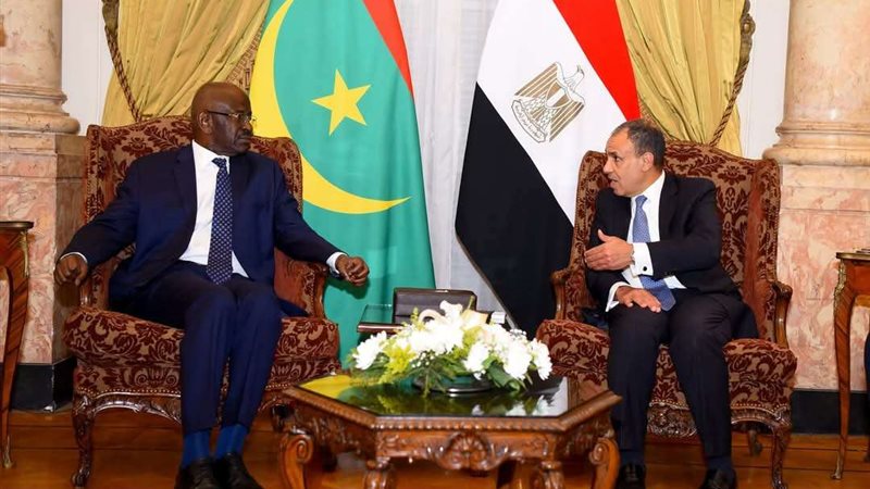 وزير الخارجية مع