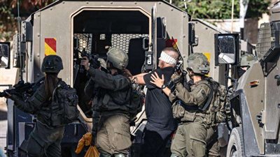 استمرارًا للانتهاكات الإسرائيلية... اعتقال 7 فلسطينيين من مدينة الخليل بالضفة الغربية