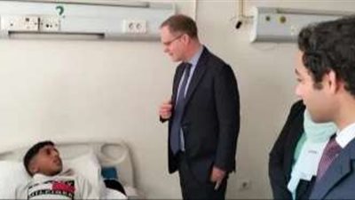 السفير البريطاني لدى مصر يزور جرحى غزة