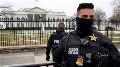 جهاز الخدمة السرية الأمريكي يطلق الرصاص على رجل لوّح بسلاحه أمام البيت الأبيض