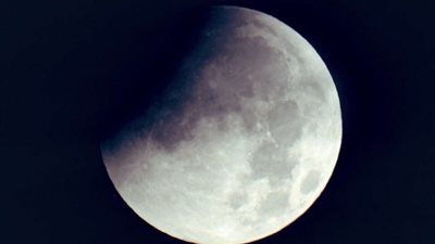 في هذا الموعد.. القمر يتحول إلى الأحمر بسبب خسوف كلي نادر