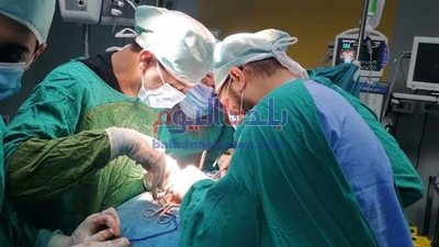 عملية جراحية مُعقدة تستغرق نصف يوم.. إعادة زراعة يد شاب مبتورة