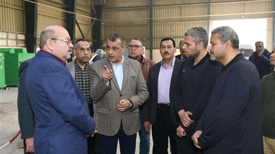 وزير الإنتاج الحربي يتفقد سير العملية الإنتاجية بمصنع 