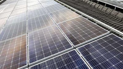 أزمة الكهرباء في غزة.. السكان يلجؤون إلى صيانة الألواح الشمسية