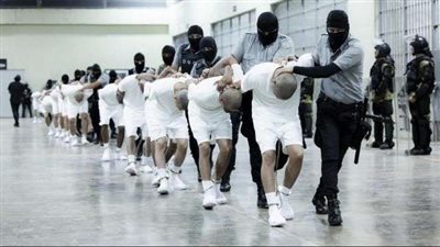 صِدام بين إدارة ترامب والقضاء بعد طرد عصابة فنزويلية ونقلهم للسجن بالسلفادور.. ما القصة؟
