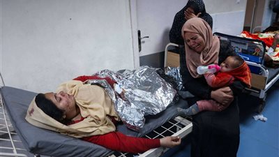 غارات مكثفة على غزة تحصد 330 قتيلاً وتهدد بانهيار القطاع الصحي