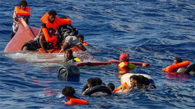 مهاجرين الى أوروبا.. مصرع 40 شخص غرقاً وانتشال 10 جثـ ـث في البحر المتوسط