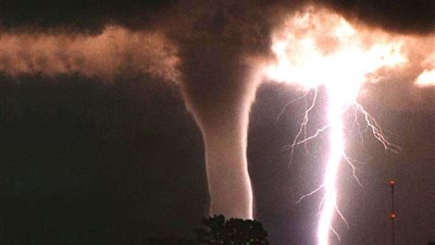 ستزداد حدة.. عواصف وأعاصير تضرب ولايات أمريكية تودي بحياة 16 شخص