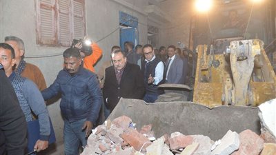 انهيار منزل مكون من 3 طوابق بقرية النخيلة بأسيوط