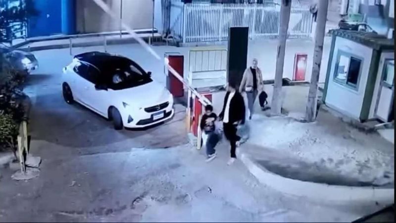 سيارة تدهس أبا ونجله