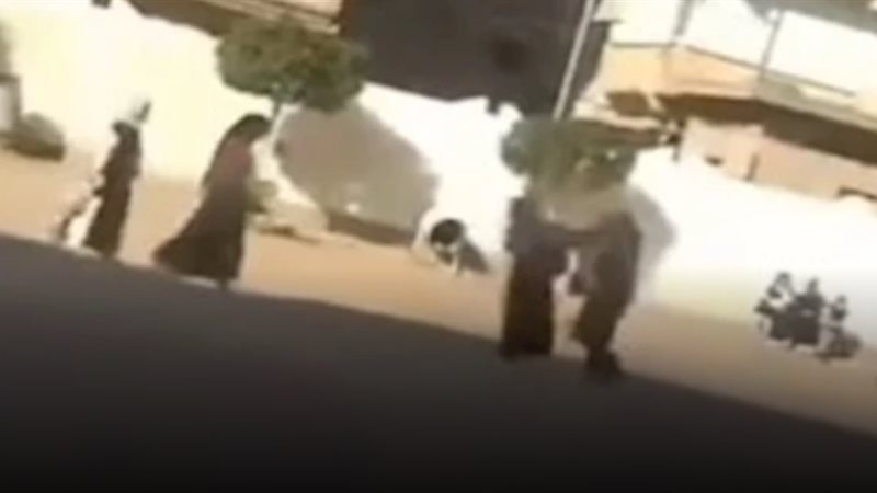 مدير مدرسة يعتدي