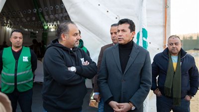 وزير الشباب والرياضة يتفقد خيمة 