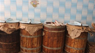 نبروه.. عاصمة الفسيخ التي لا تنام في عيد الفطر.. تعرّف على أسعار الأسماك المملحة