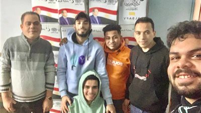 رئيس حركة شباب بادر من أجل مصر يوزع مع شباب الحركة هديه الرئيس