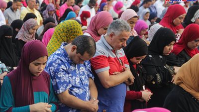 حضور كبير بساحة مسجد مصطفى محمود لأداء صلاة عيد الفطر 2025