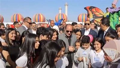 الرئيس السيسي يحتفل بعيد الفطر مع أبناء الشهداء ويشاركهم لحظات البهجة