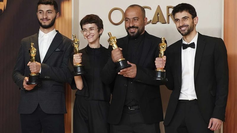 مخرج فيلم لا أرض