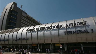 كثافة تشغيل عالية في صالات السفر والوصول بمطار القاهرة