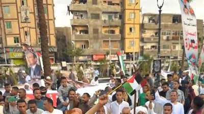 عقب صلاة عيد الفطر.. اللواء طارق رسلان يقود مسيرة لتأييد القضية الفلسطينية بقنا