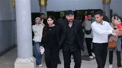 نجوم الفن والإعلام يحرصون على مواساة نضال الشافعي خلال مراسم عزاء زوجته