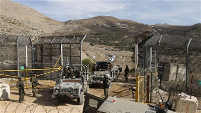 وول ستريت جورنال: الجيش الإسرائيلي يتوغل برياً خارج حدود المنطقة العازلة بسوريا ويعتقل مدنيين