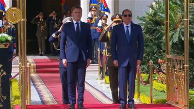 مراسم استقبال رسمية للرئيس الفرنسي بقصر الاتحادية | صور