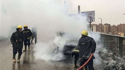 تفحم سيارة في حريق هائل أعلى كوبرى أكتوبر بمنطقة غمرة (صور)