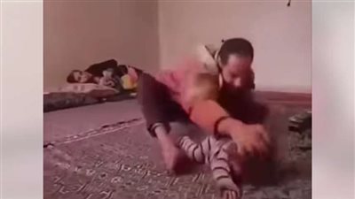 قصة فيديو اعتداء أب سوري على ابنته بالضرب في غازي عنتاب بتركيا.. ما مصير الطفلة بعد القبض عليه؟