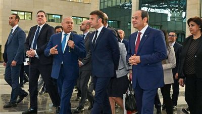 الرئيس السيسي وماكرون يصلان مطار العريش