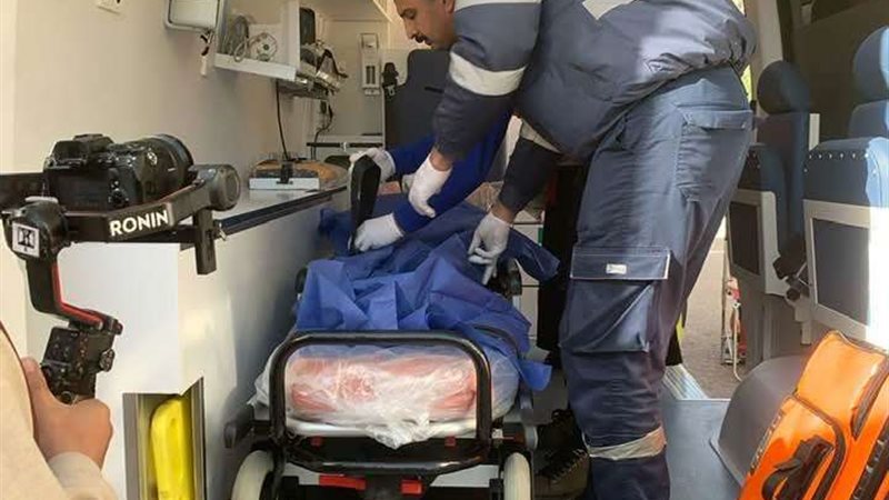 فريق طبي وسيارة إسعاف