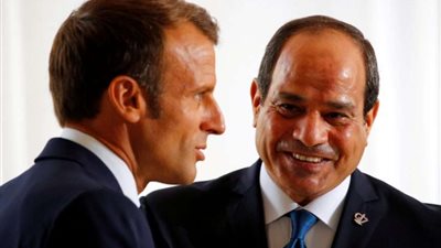 وصول الرئيس السيسى ونظيره الفرنسى إلى مستشفى العريش