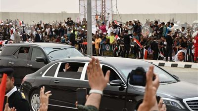 السيسي وماكرون يحيّيان جموع المواطنين بمطار العريش