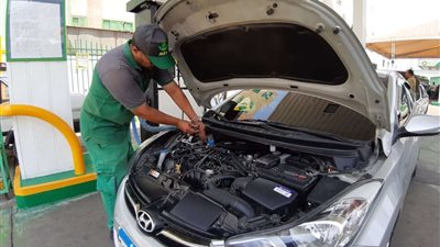 بعد زيادة أسعار البنزين والسولار.. ننشر تكلفة تحويل السيارات للعمل بالغاز الطبيعي بالتقسيط بدون فوائد وخطوات التقديم