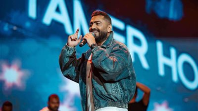 حفل كامل العدد في جامعة كبرى لـ تامر حسني