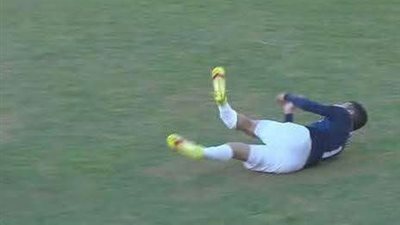 إصابة قوية لأحمد القندوسي نجم سيراميكا أمام فاركو بدوري نايل