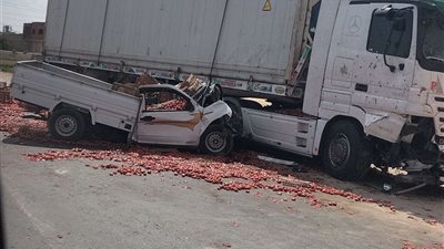 شاهد.. حادث تصادم سيارتين على طريق الصالحية الجديدة