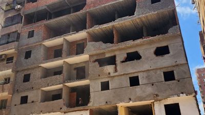 بعد شكاوى السكان.. التنمية المحلية تبدأ في إزالة عقار مخالف بعين شمس