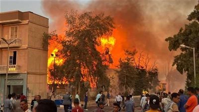 بجهود الحماية المدنية.. السيطرة على حريق هائل في مقطورة بضائع بجرجا